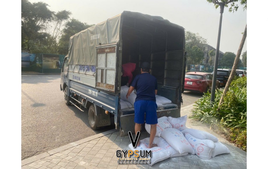Phân phối hơn 6 tấn bột thạch cao tại Bình Dương
