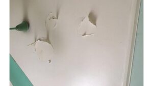 Bột thạch cao bong tróc là do đâu?