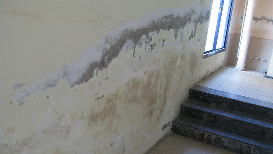 Trét bột thạch cao xong bị bong tróc – do đâu?